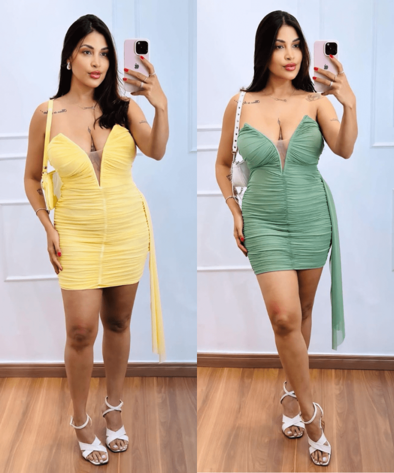 Vestido Curto Drapeado com Decote Profundo