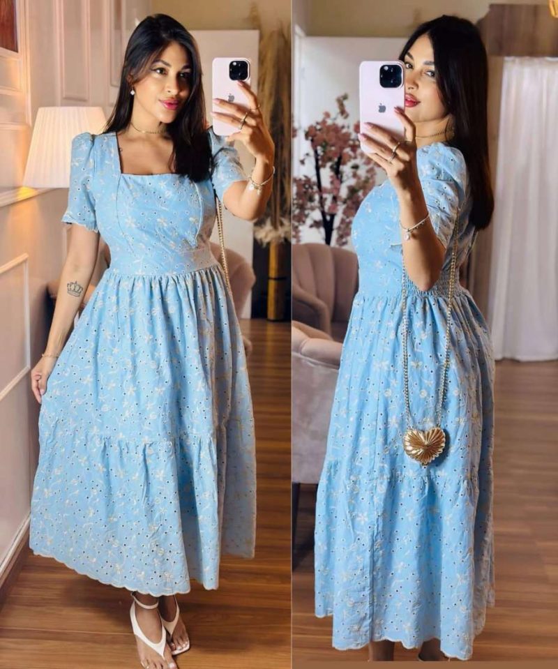 Vestido Longo em Laise Azul Serenity com Decote Quadrado