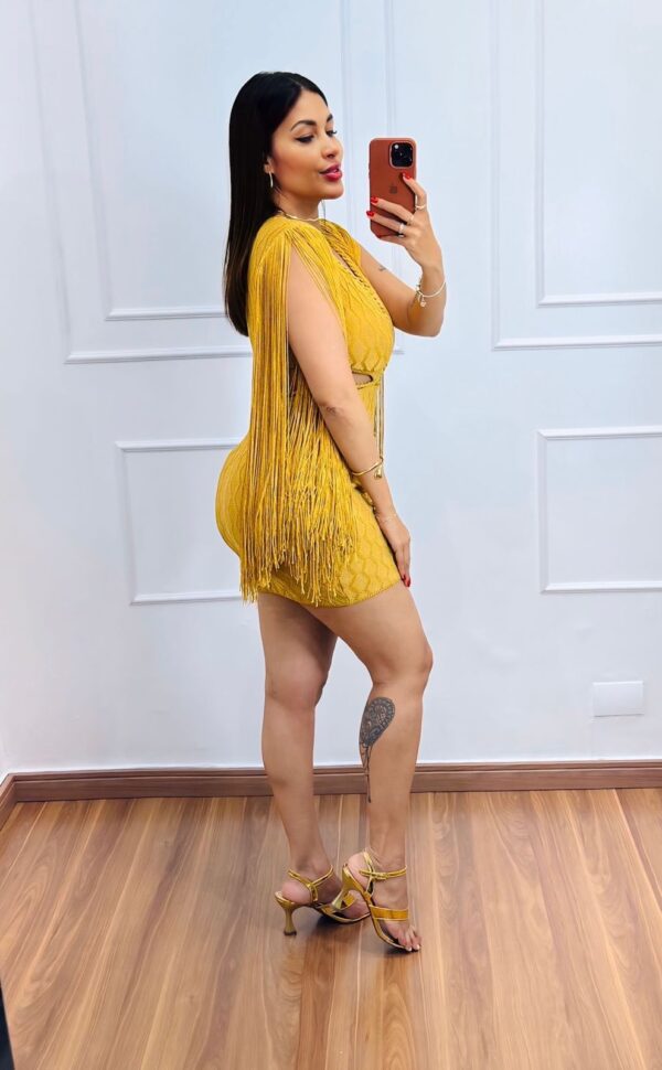 Vestido Curto Tricot com Franjas e Recorte