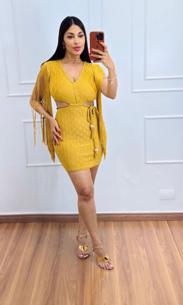 Vestido Curto Tricot com Franjas e Recorte