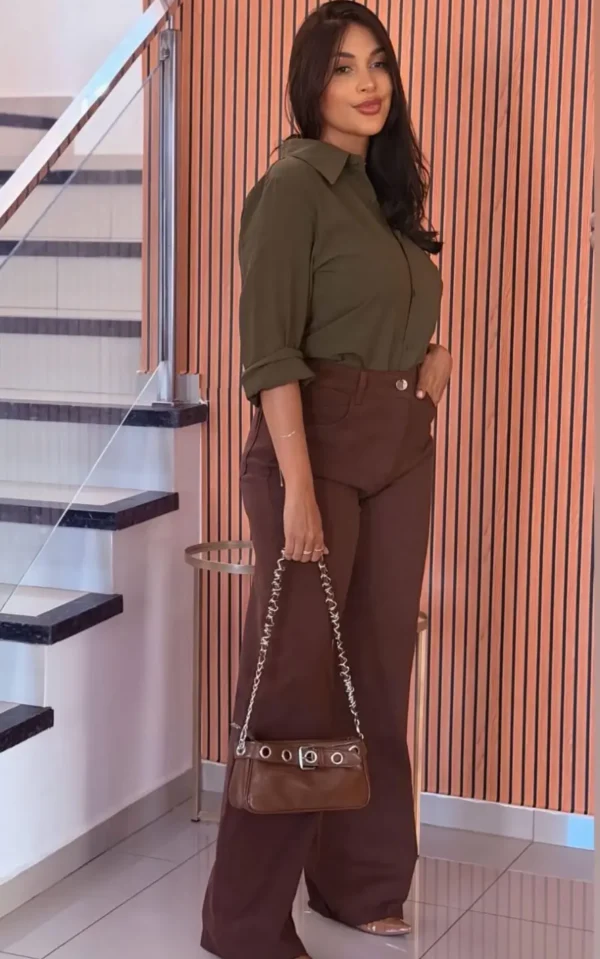 Calça wide leg marrom feminina cintura alta com modelagem elegante2 Camisa Feminina Verde Militar Tecido Leve