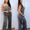 macacão-jeans Macacão jeans wide leg feminino com recortes frontais estruturados
