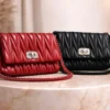bolsa-- bolsa feminina matelassê vermelha e preta com corrente metálica
