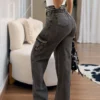 calça cargo jeans feminina cintura alta com bolsos laterais