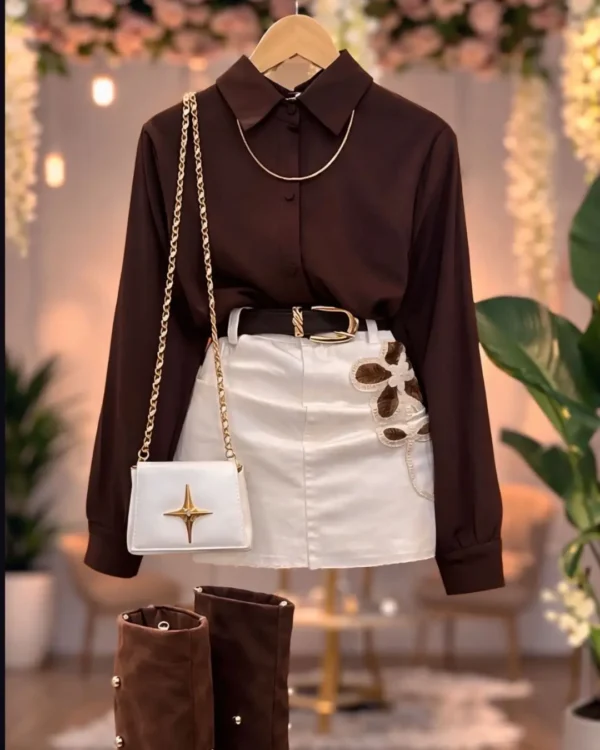 Saia Curta Off White Bordada Feminina – Saia Elegante com 1 Detalhe Floral