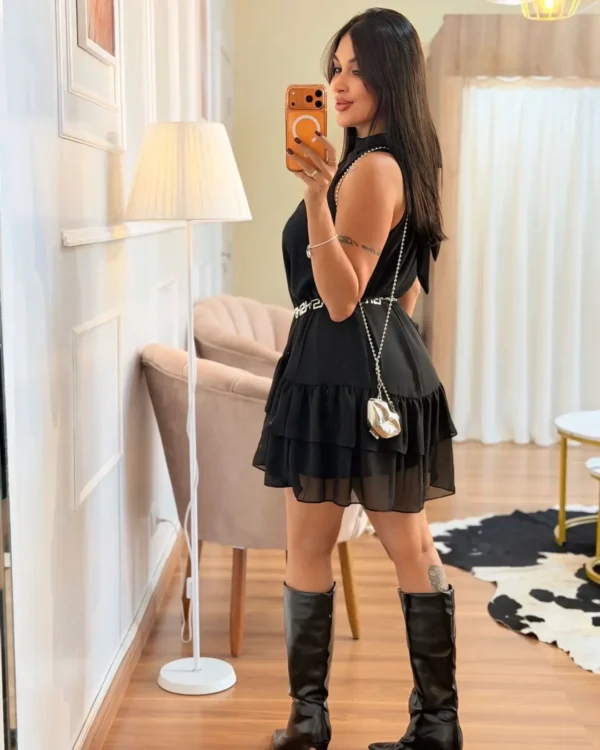 Vestido Curto Preto em Voal com Babados – Elegante e Leve