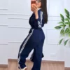 conjunto esportivo feminino azul com listra lateral