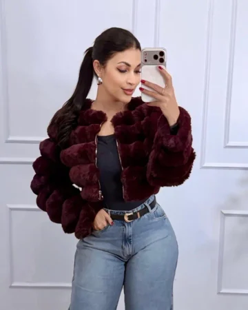Jaqueta Peluciada Luxo feminina bordô com textura peluciada