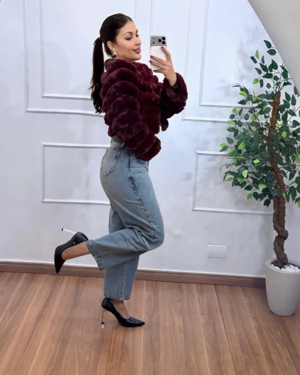 Jaqueta Peluciada Luxo feminina bordô com textura peluciada